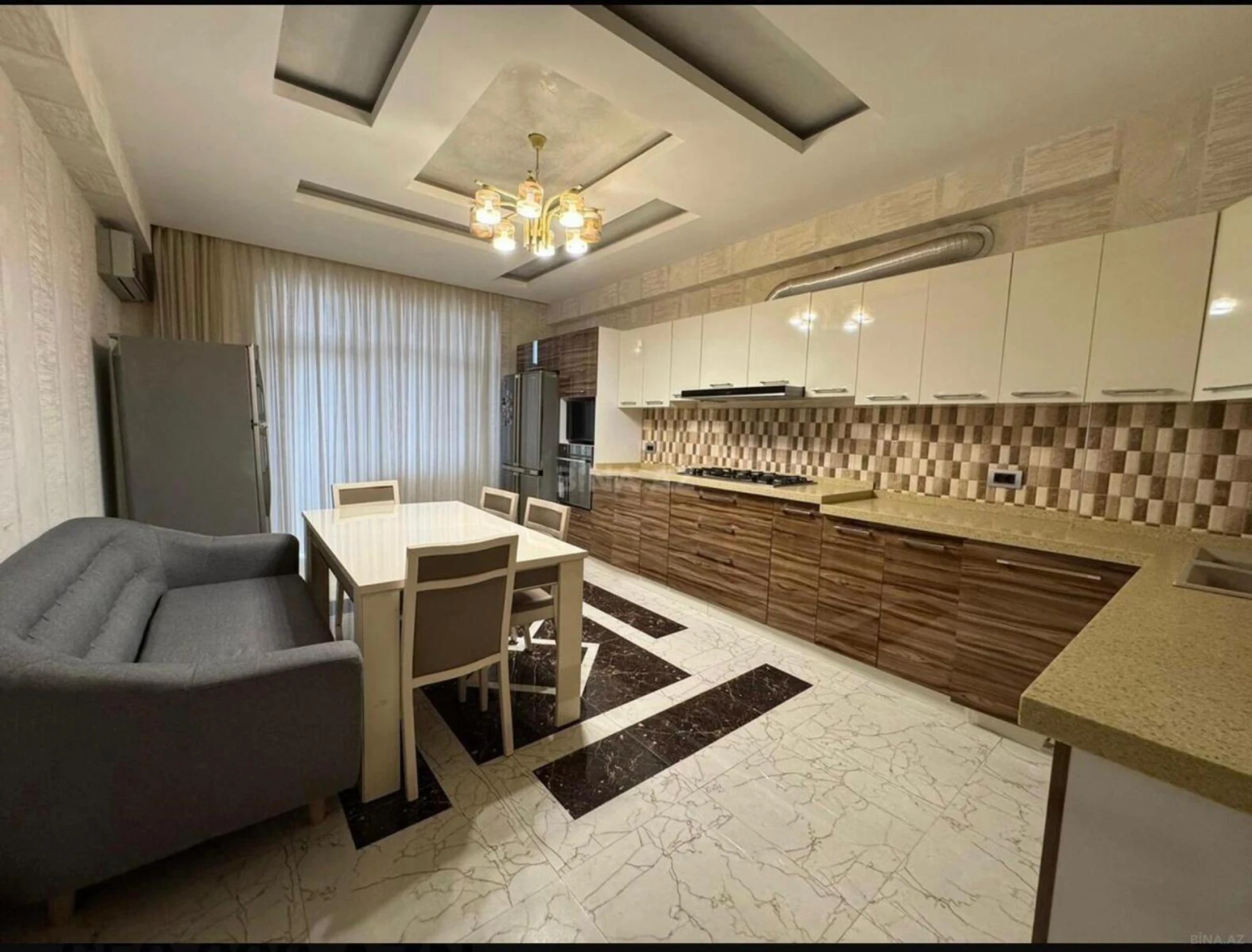 Satılır 4 otaqlı mənzil 240 m²