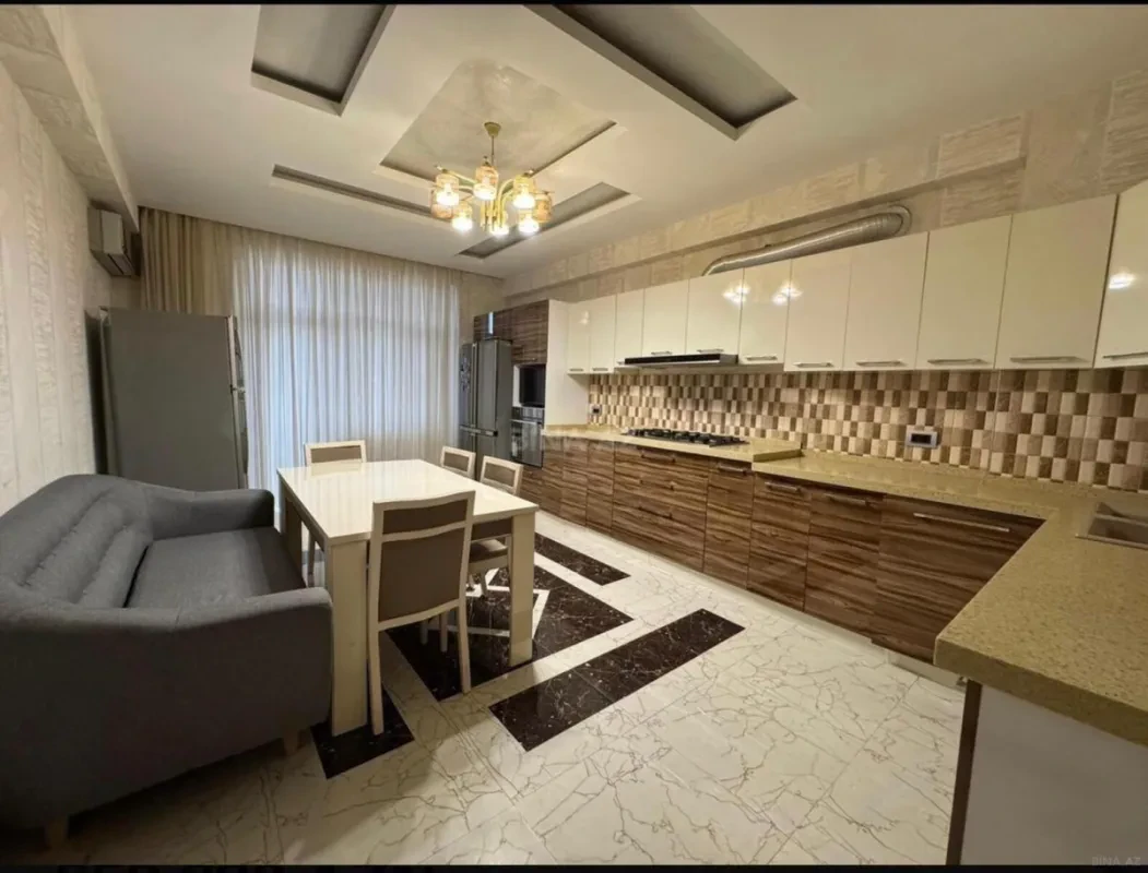 Satılır 4 otaqlı mənzil 240 m²