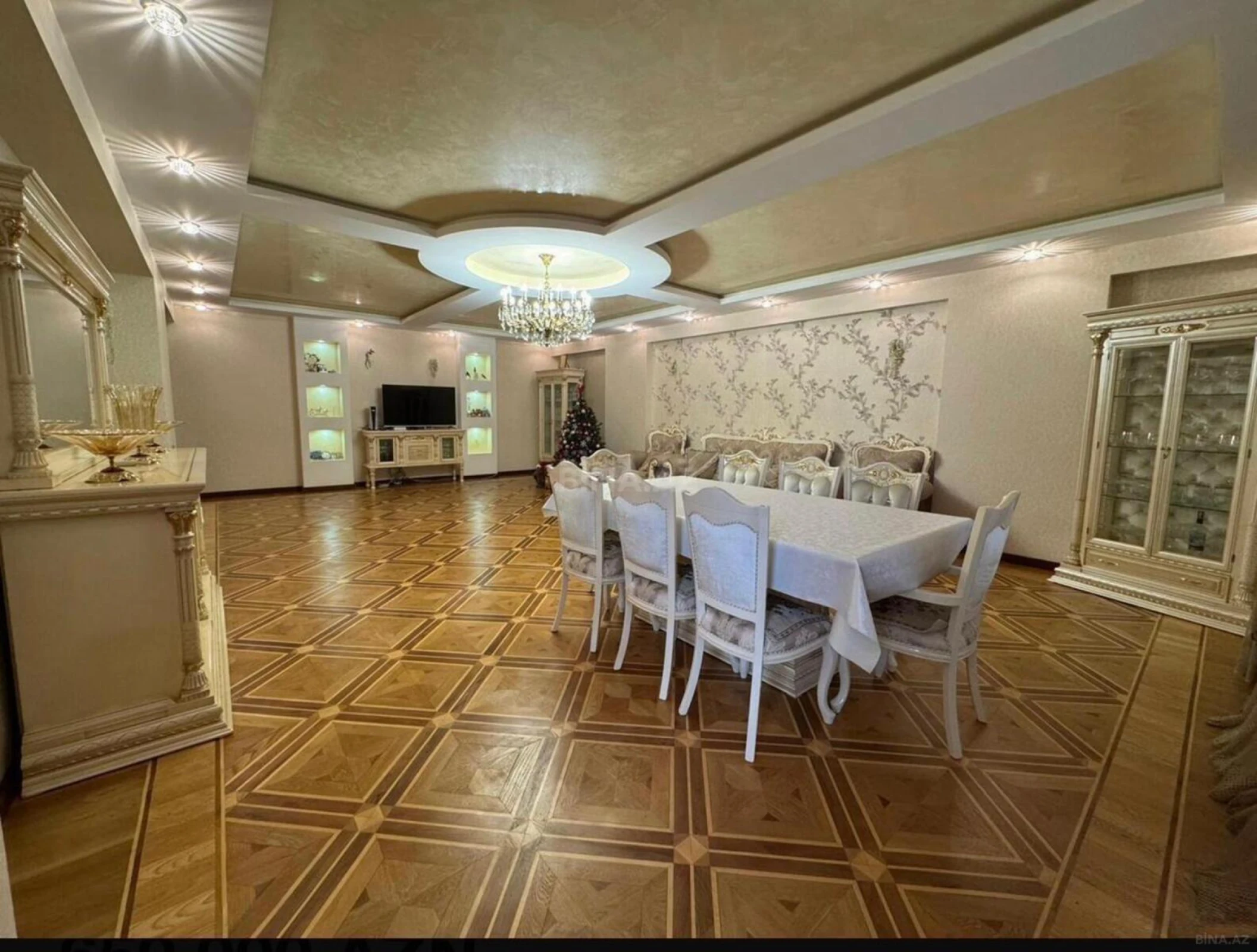 Satılır 4 otaqlı mənzil 240 m²