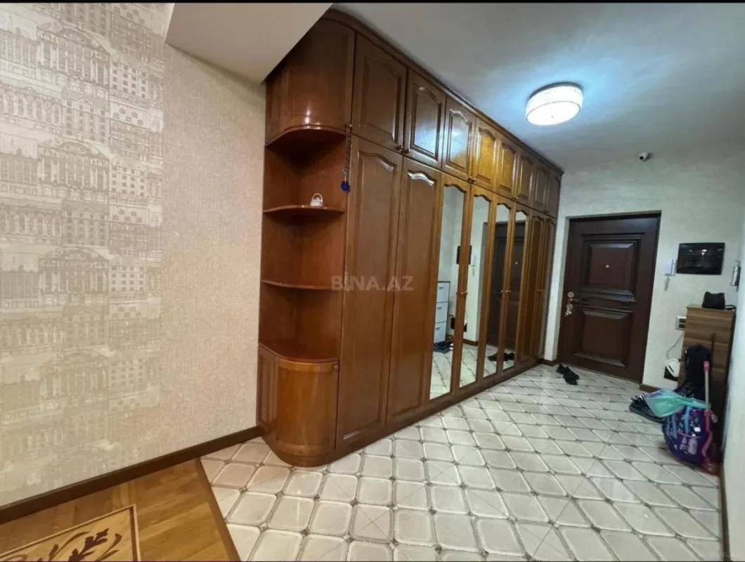 Satılır 4 otaqlı mənzil 240 m²