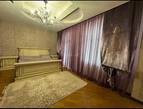 Satılır 4 otaqlı mənzil 240 m²
