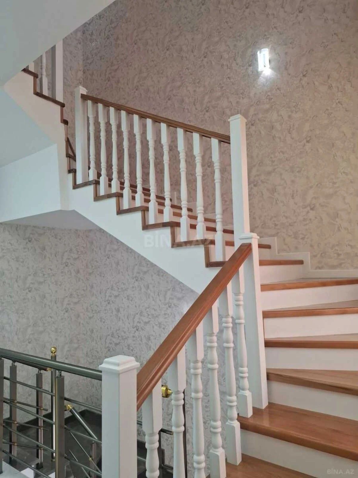 Satılır 5 otaqlı həyət evi 335 m²