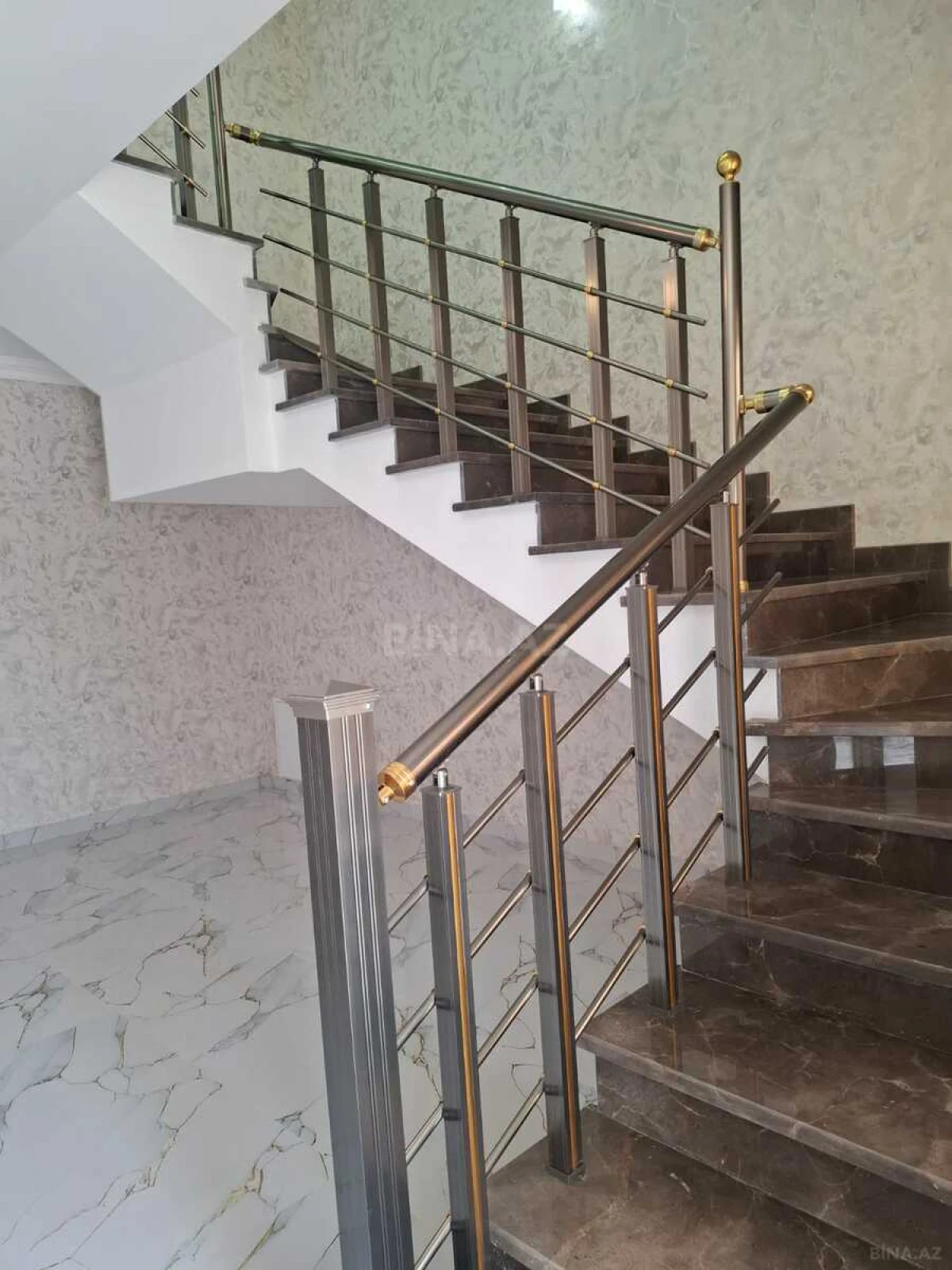 Satılır 5 otaqlı həyət evi 335 m²