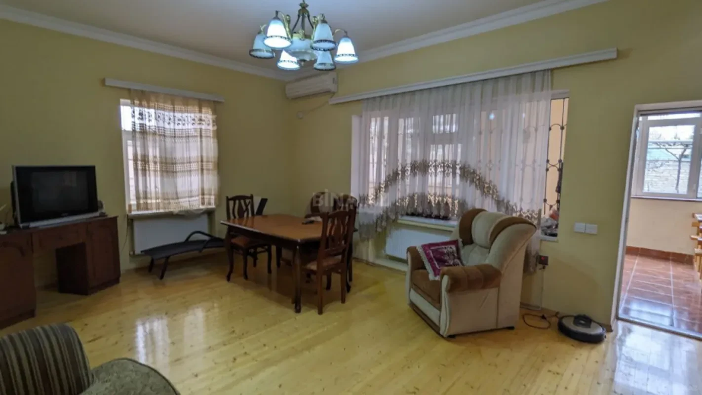 Satılır 8 otaqlı həyət evi 156 m²