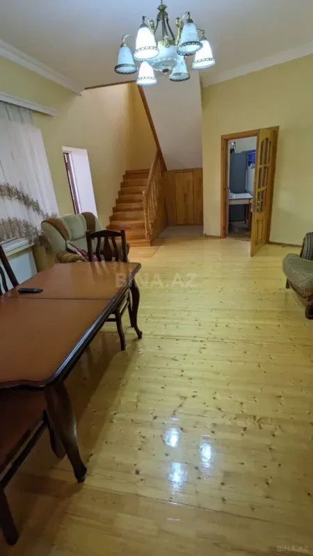 Satılır 8 otaqlı həyət evi 156 m²