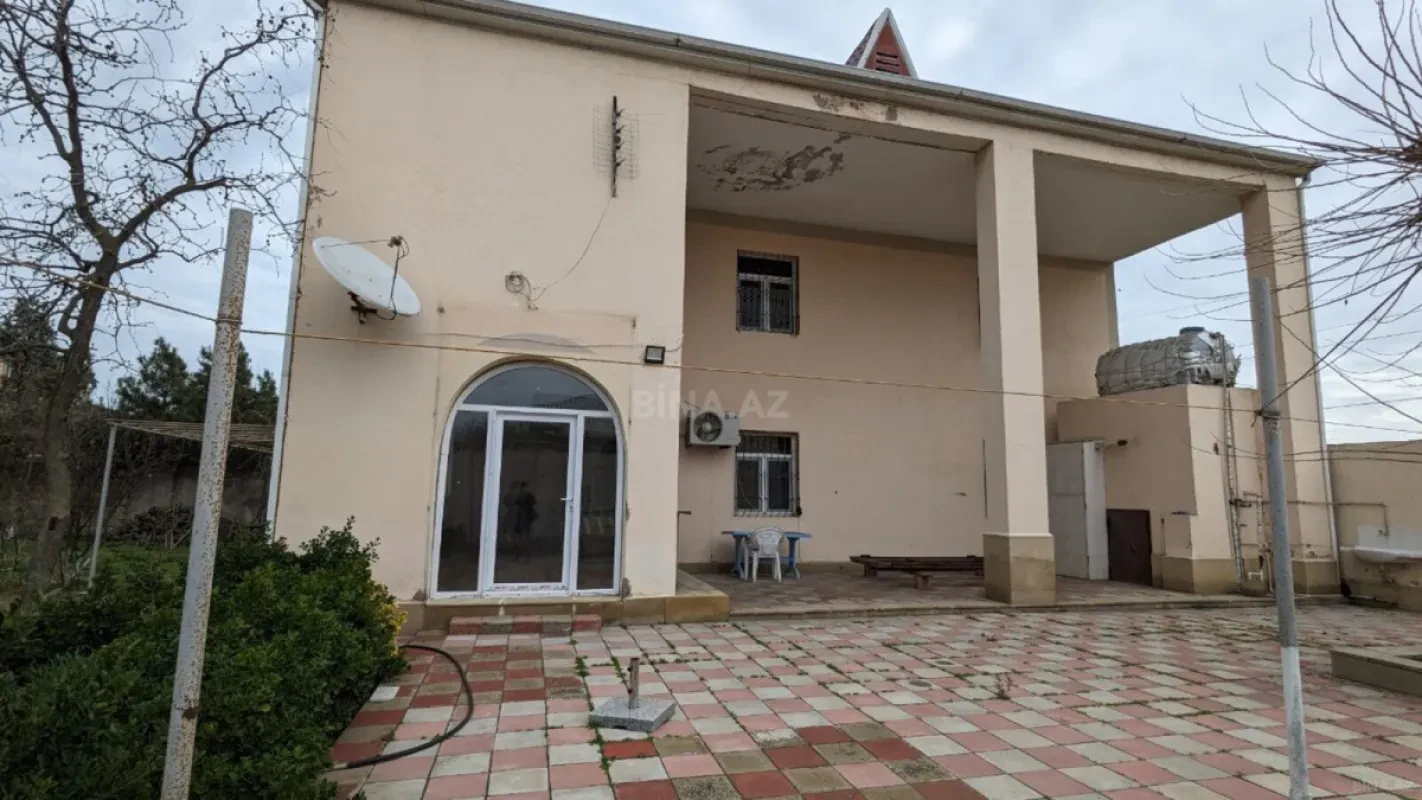 Satılır 8 otaqlı həyət evi 156 m²