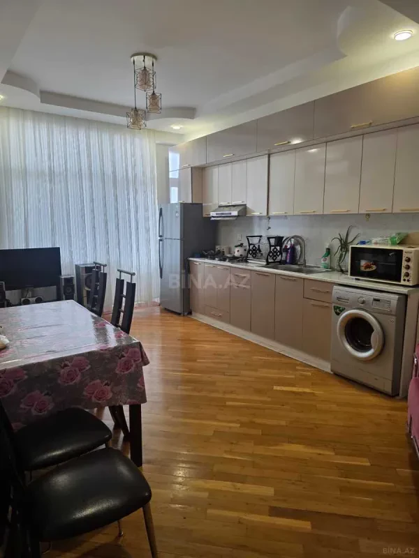 Kirayə verilir 3 otaqlı mənzil 140 m²