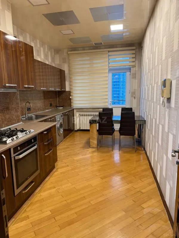 Kirayə verilir 2 otaqlı mənzil 108 m²