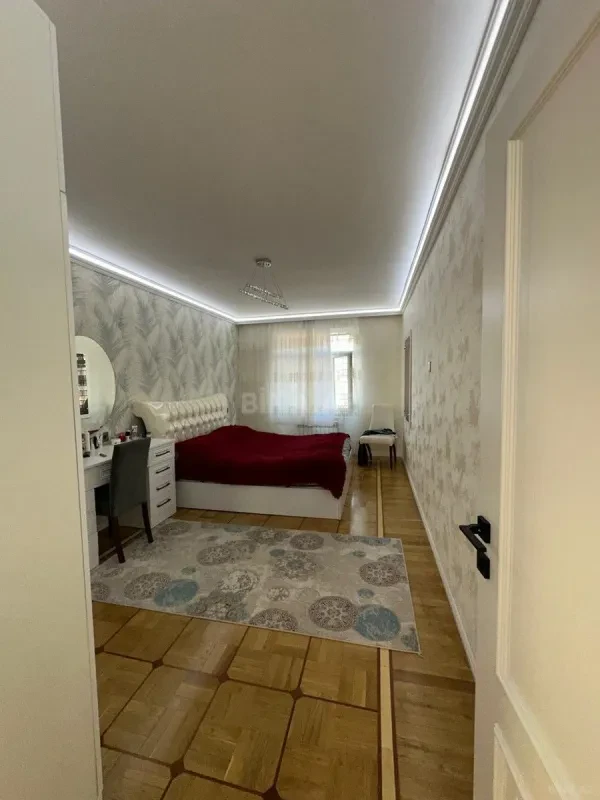 Satılır 5 otaqlı mənzil 112 m²
