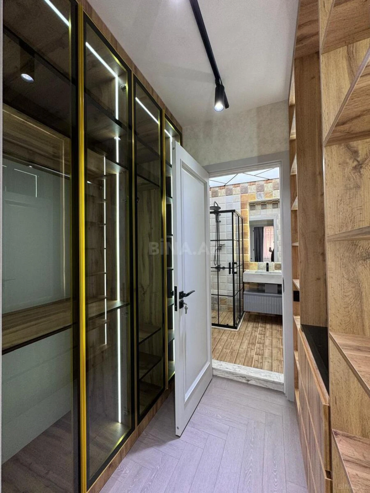 Satılır 3 otaqlı mənzil 165 m²