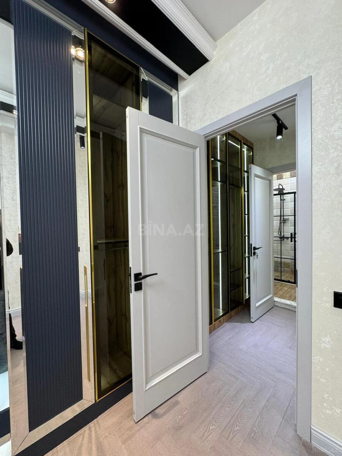 Satılır 3 otaqlı mənzil 165 m²
