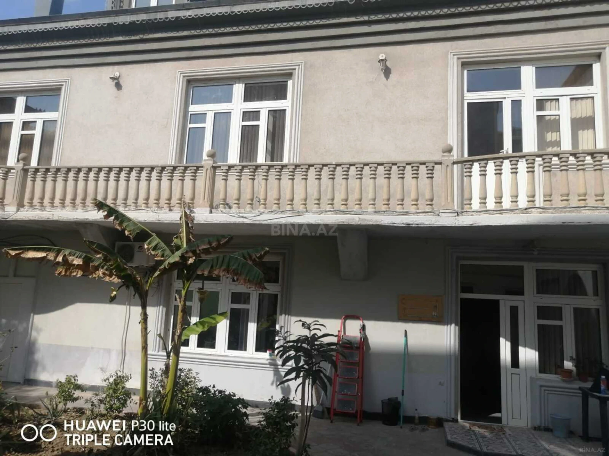 Satılır 10 otaqlı həyət evi 300 m²