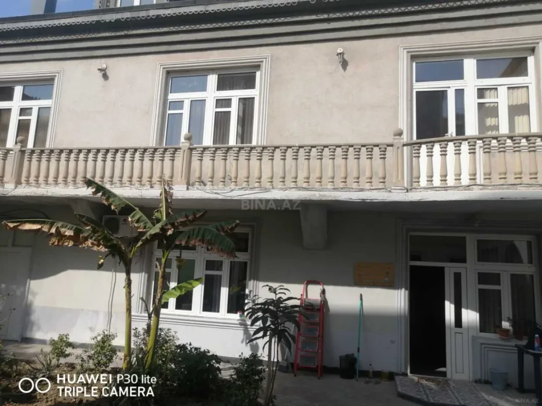 Satılır 10 otaqlı həyət evi 300 m²