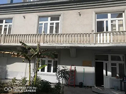 Satılır 10 otaqlı həyət evi 300 m²
