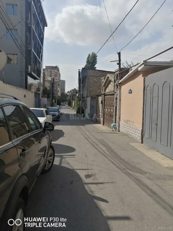 Satılır 10 otaqlı həyət evi 300 m²