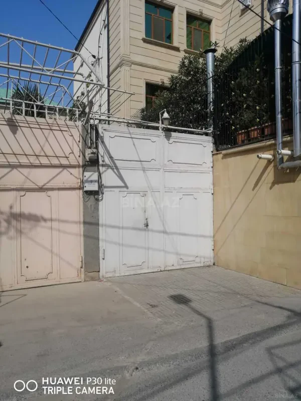 Satılır 10 otaqlı həyət evi 300 m²