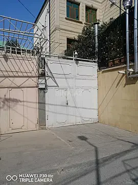 Satılır 10 otaqlı həyət evi 300 m²