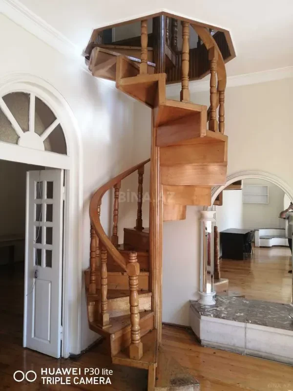 Satılır 10 otaqlı həyət evi 300 m²