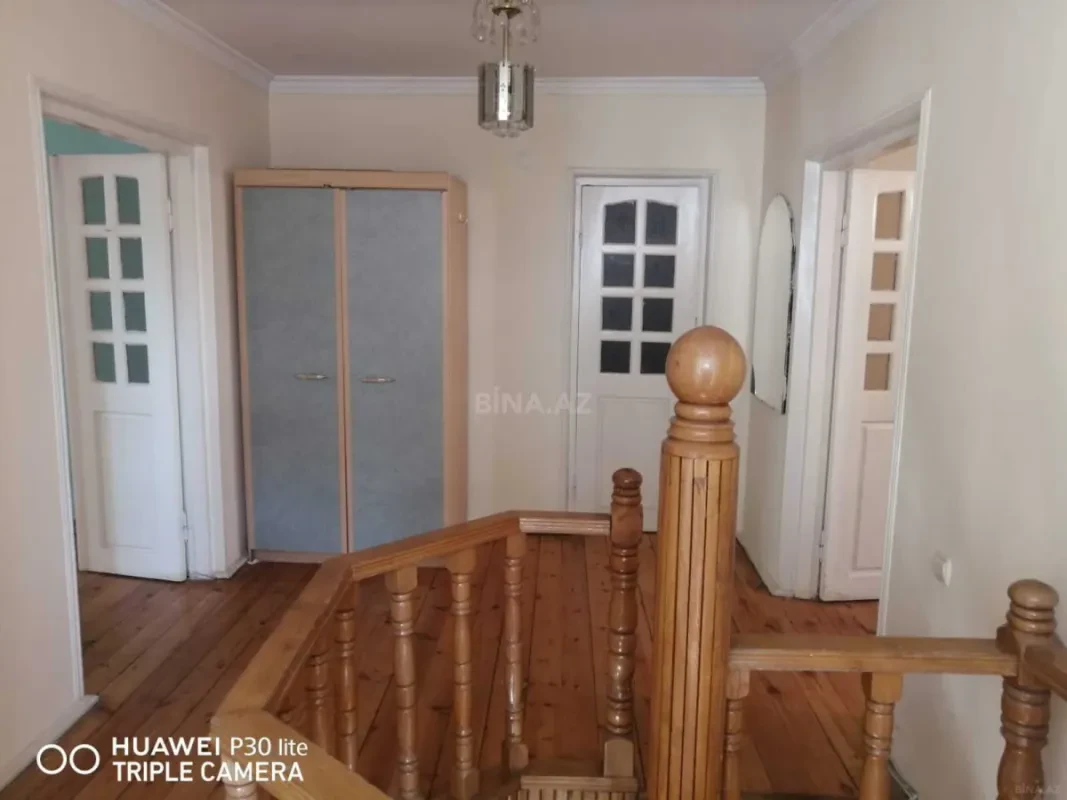 Satılır 10 otaqlı həyət evi 300 m²