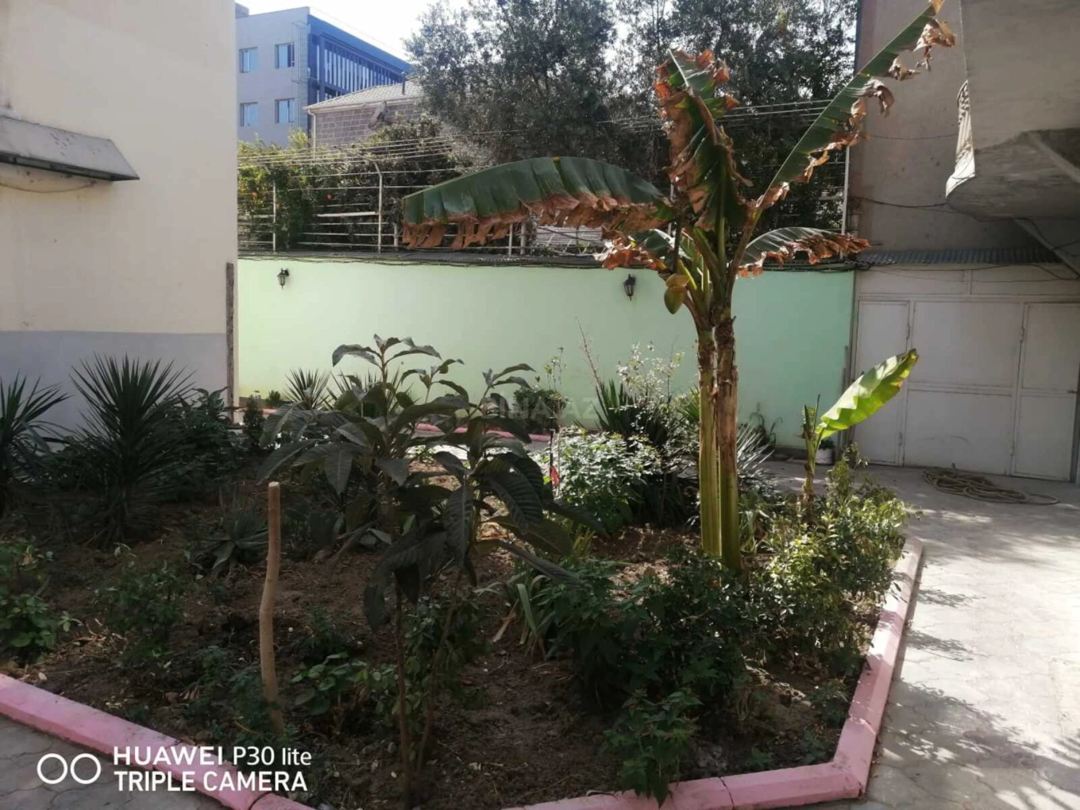 Satılır 10 otaqlı həyət evi 300 m²