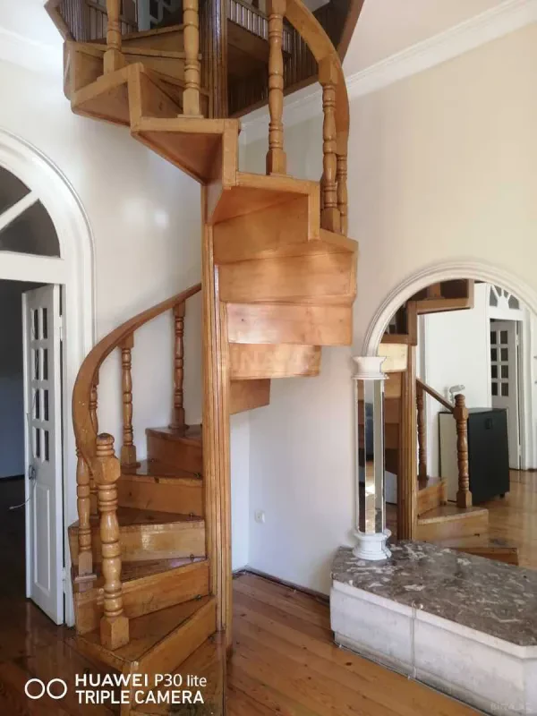 Satılır 10 otaqlı həyət evi 300 m²