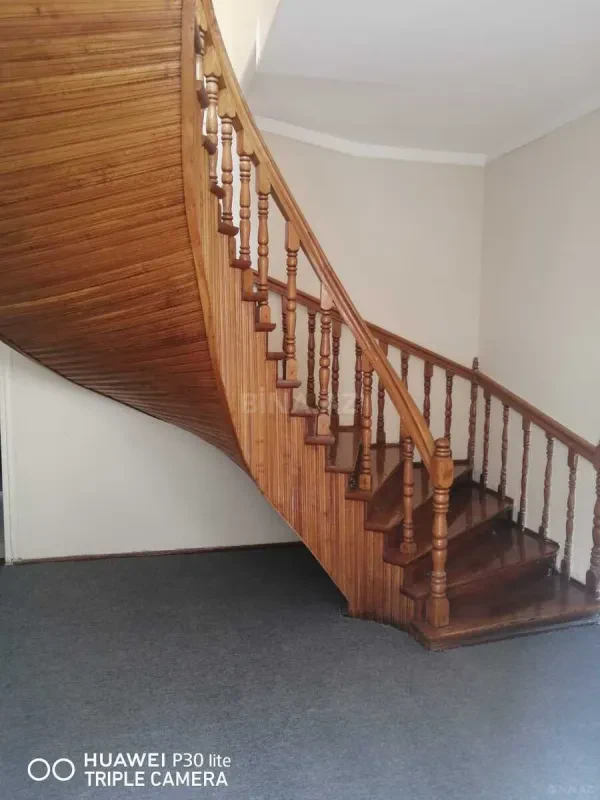 Satılır 10 otaqlı həyət evi 300 m²