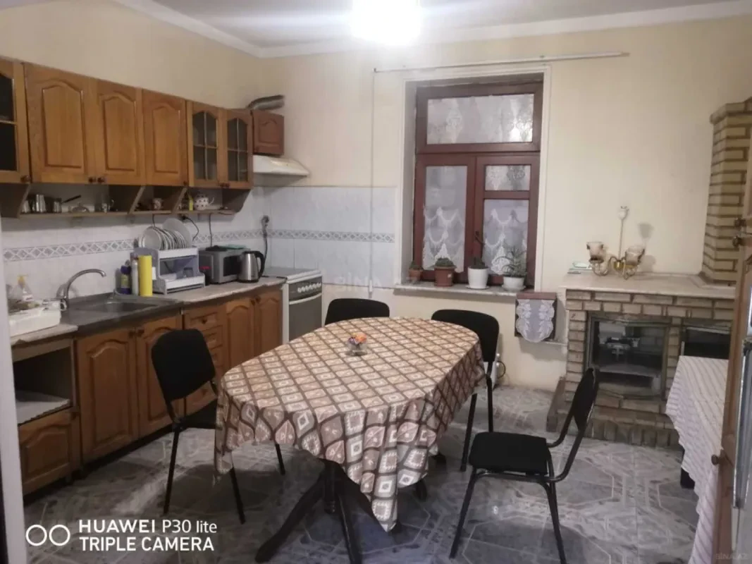 Satılır 10 otaqlı həyət evi 300 m²