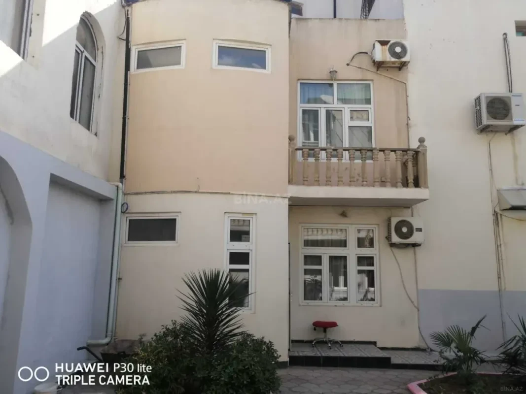 Satılır 10 otaqlı həyət evi 300 m²
