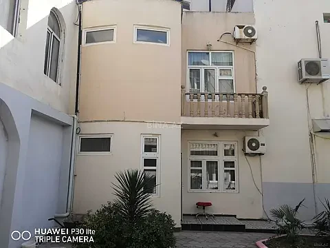 Satılır 10 otaqlı həyət evi 300 m²