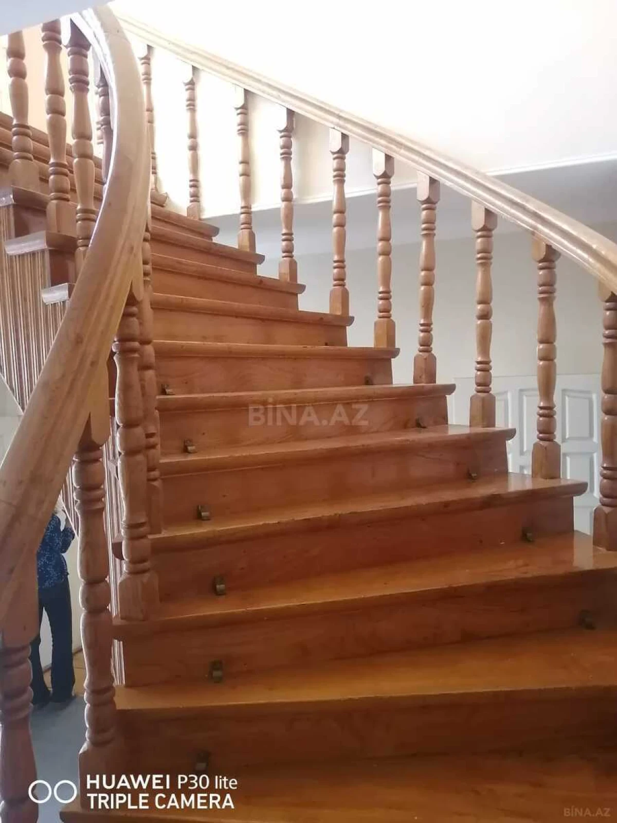 Satılır 10 otaqlı həyət evi 300 m²