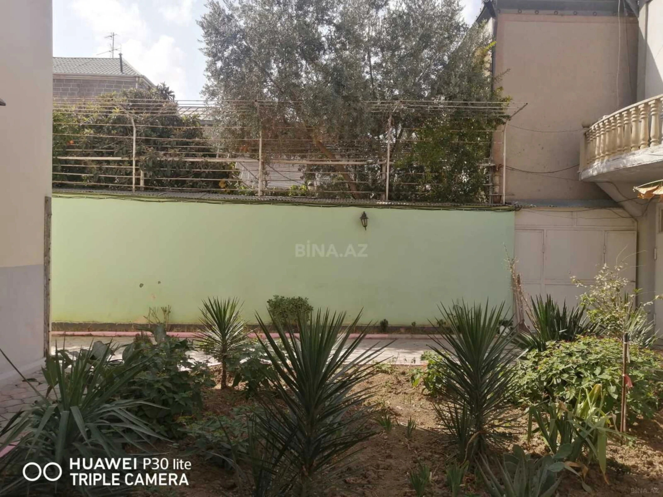 Satılır 10 otaqlı həyət evi 300 m²