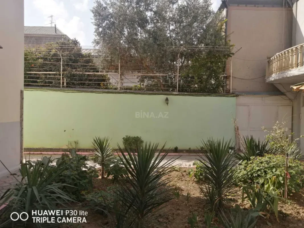 Satılır 10 otaqlı həyət evi 300 m²