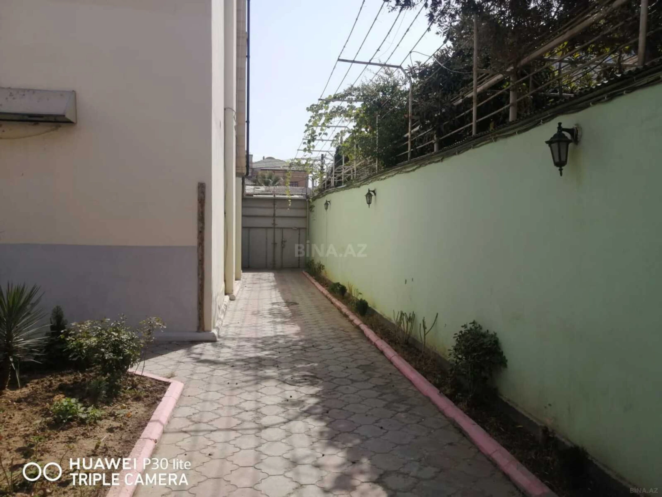 Satılır 10 otaqlı həyət evi 300 m²