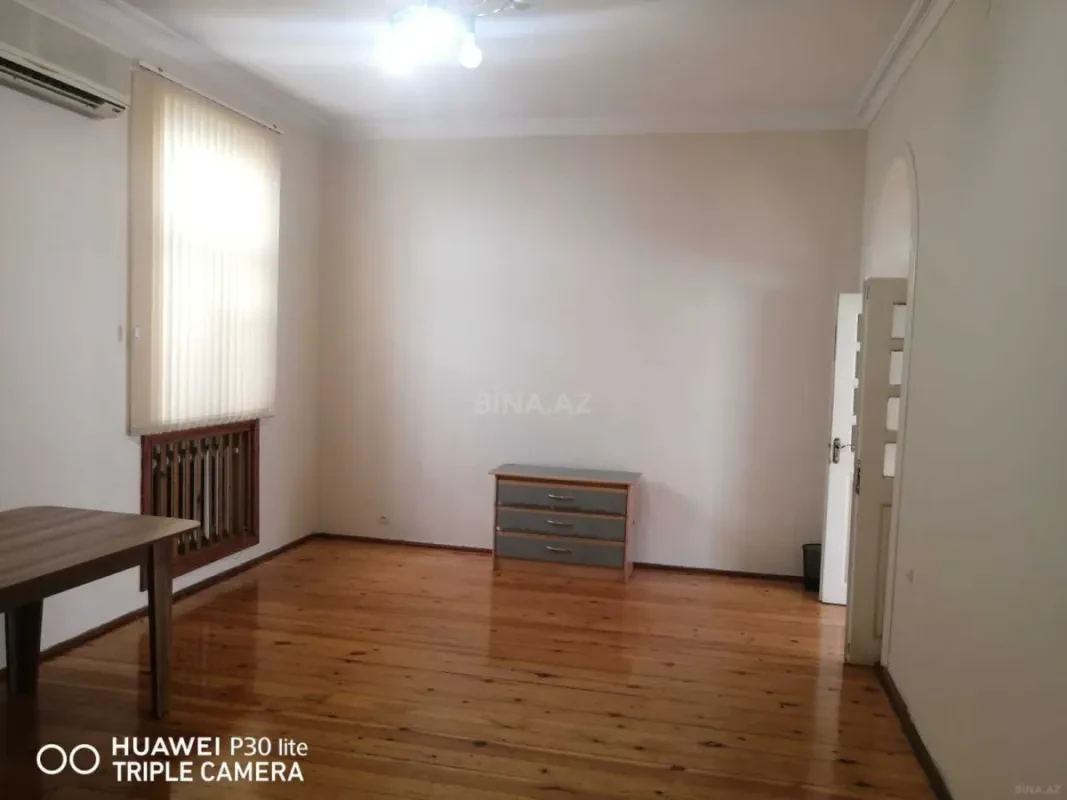 Satılır 10 otaqlı həyət evi 300 m²