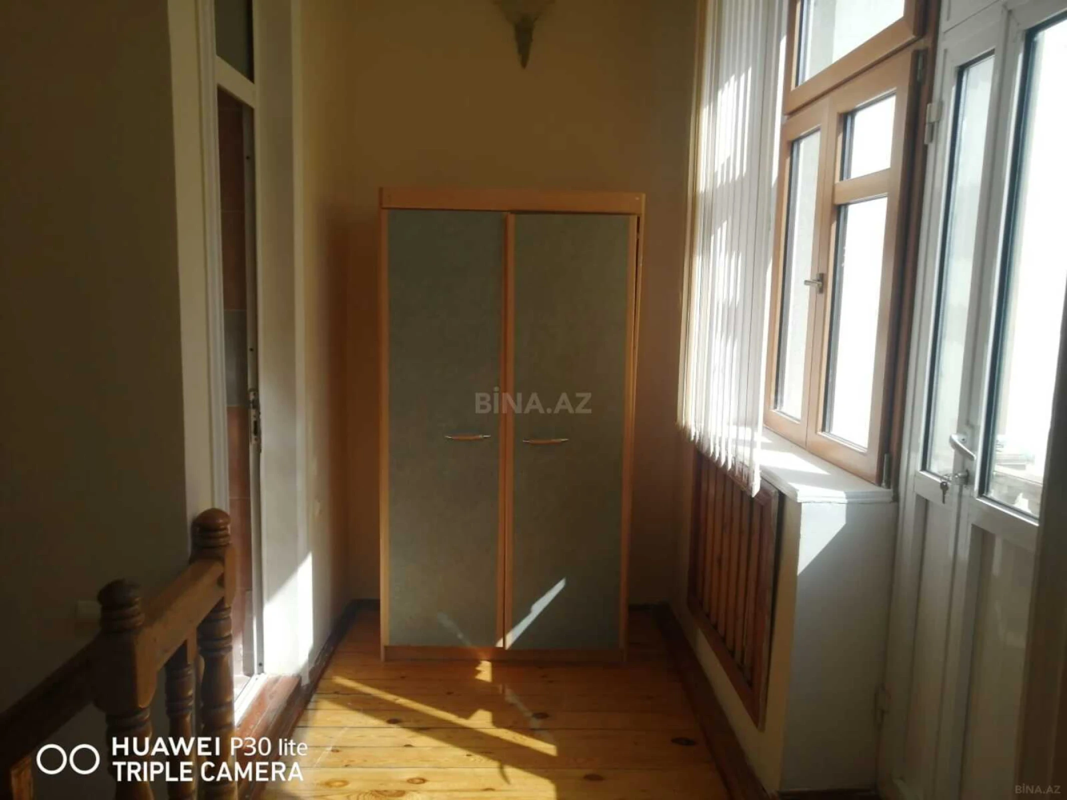 Satılır 10 otaqlı həyət evi 300 m²