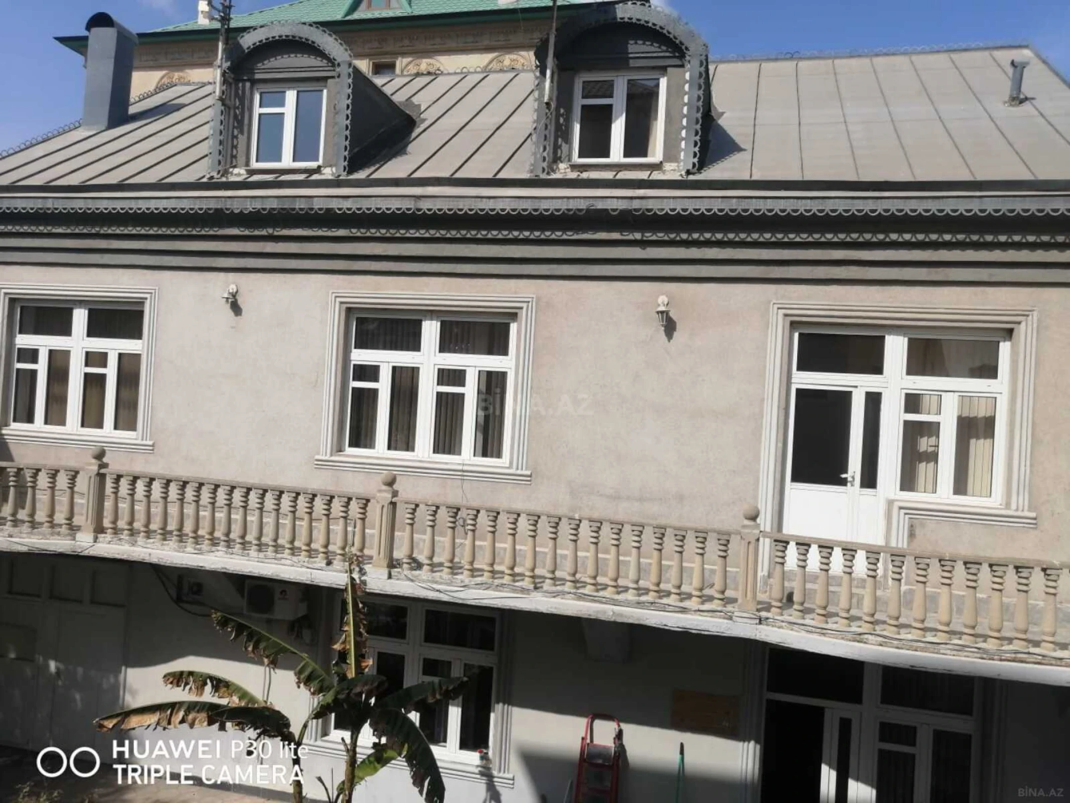 Satılır 10 otaqlı həyət evi 300 m²