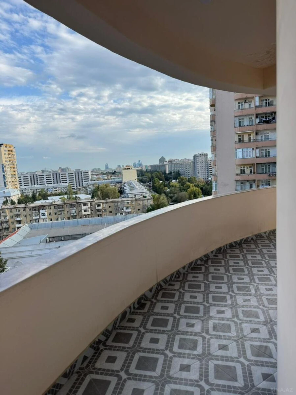 Satılır 3 otaqlı mənzil 155 m²
