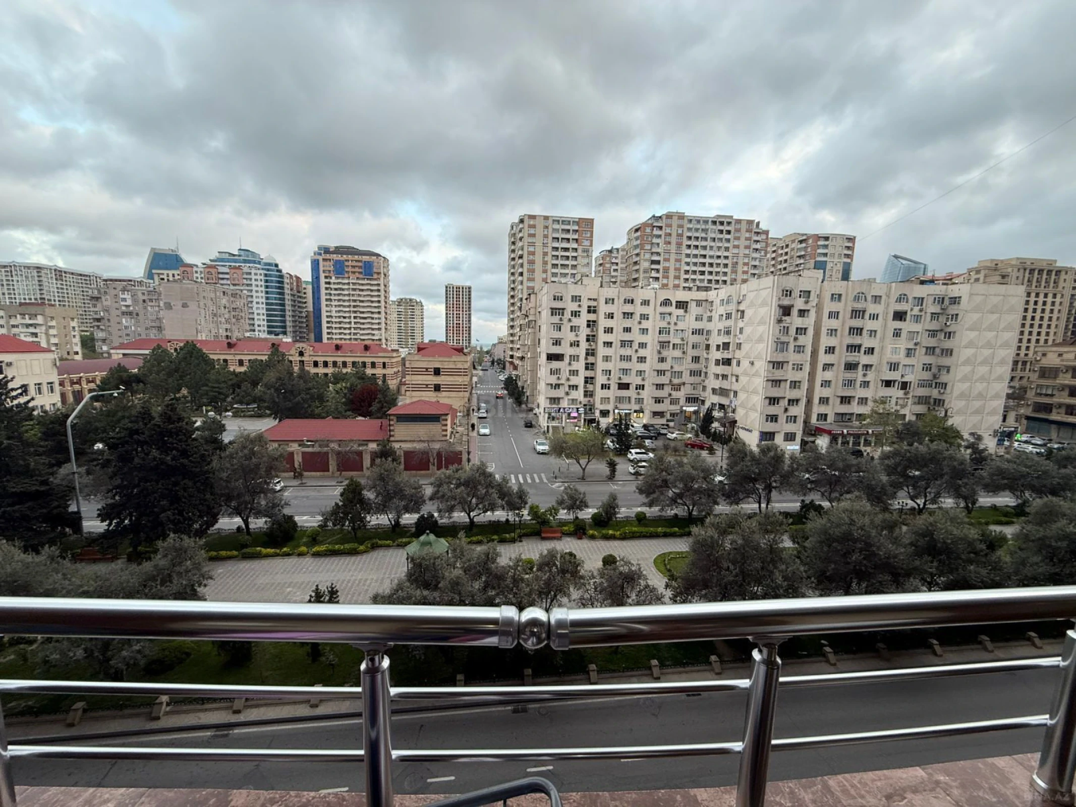 Satılır 3 otaqlı mənzil 137 m²