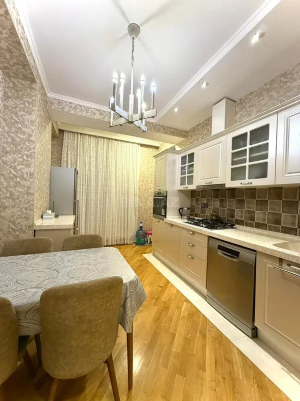 Satılır 3 otaqlı mənzil 130 m²