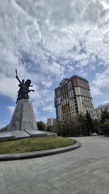 Satılır 4 otaqlı mənzil 185 m²