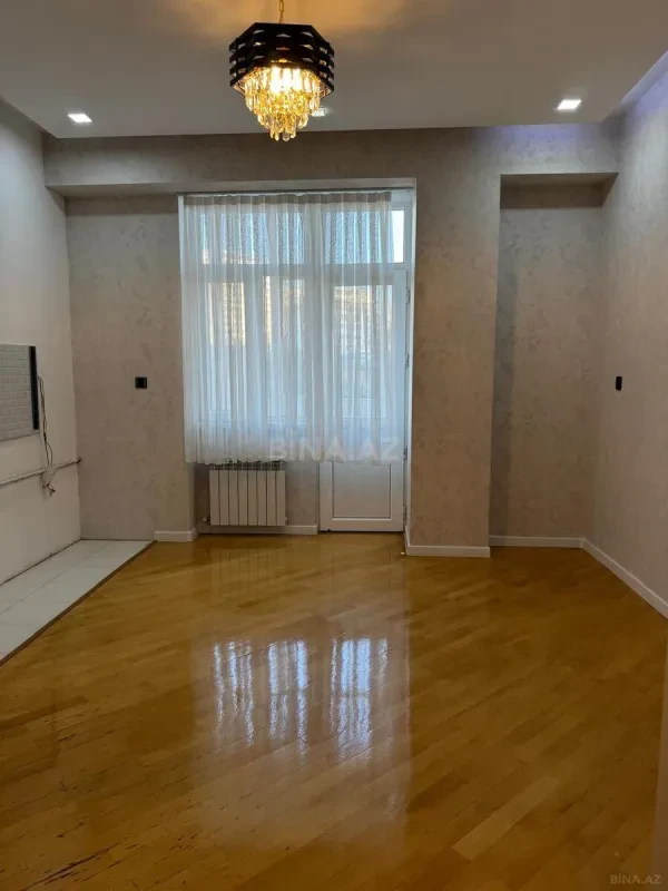 Satılır 3 otaqlı mənzil 121.8 m²