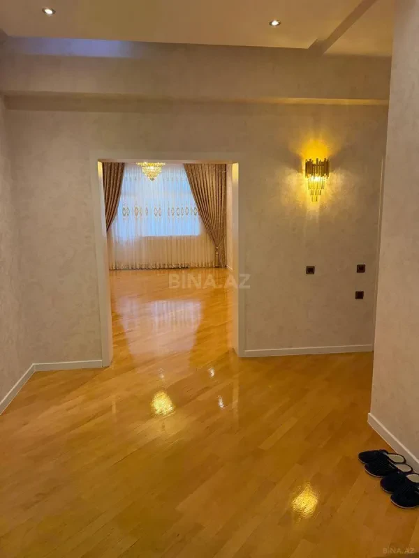 Satılır 3 otaqlı mənzil 121.8 m²