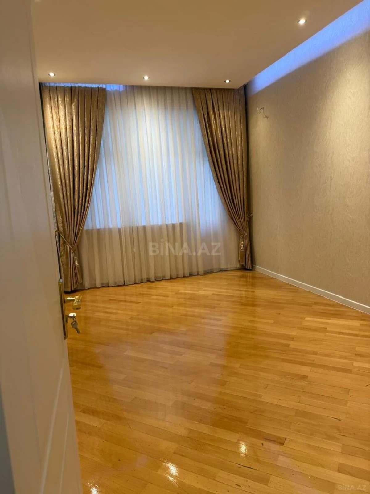 Satılır 3 otaqlı mənzil 121.8 m²