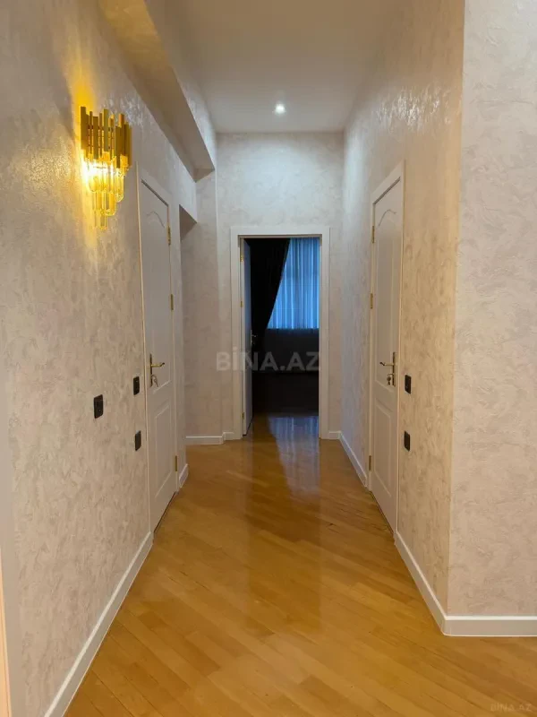 Satılır 3 otaqlı mənzil 121.8 m²
