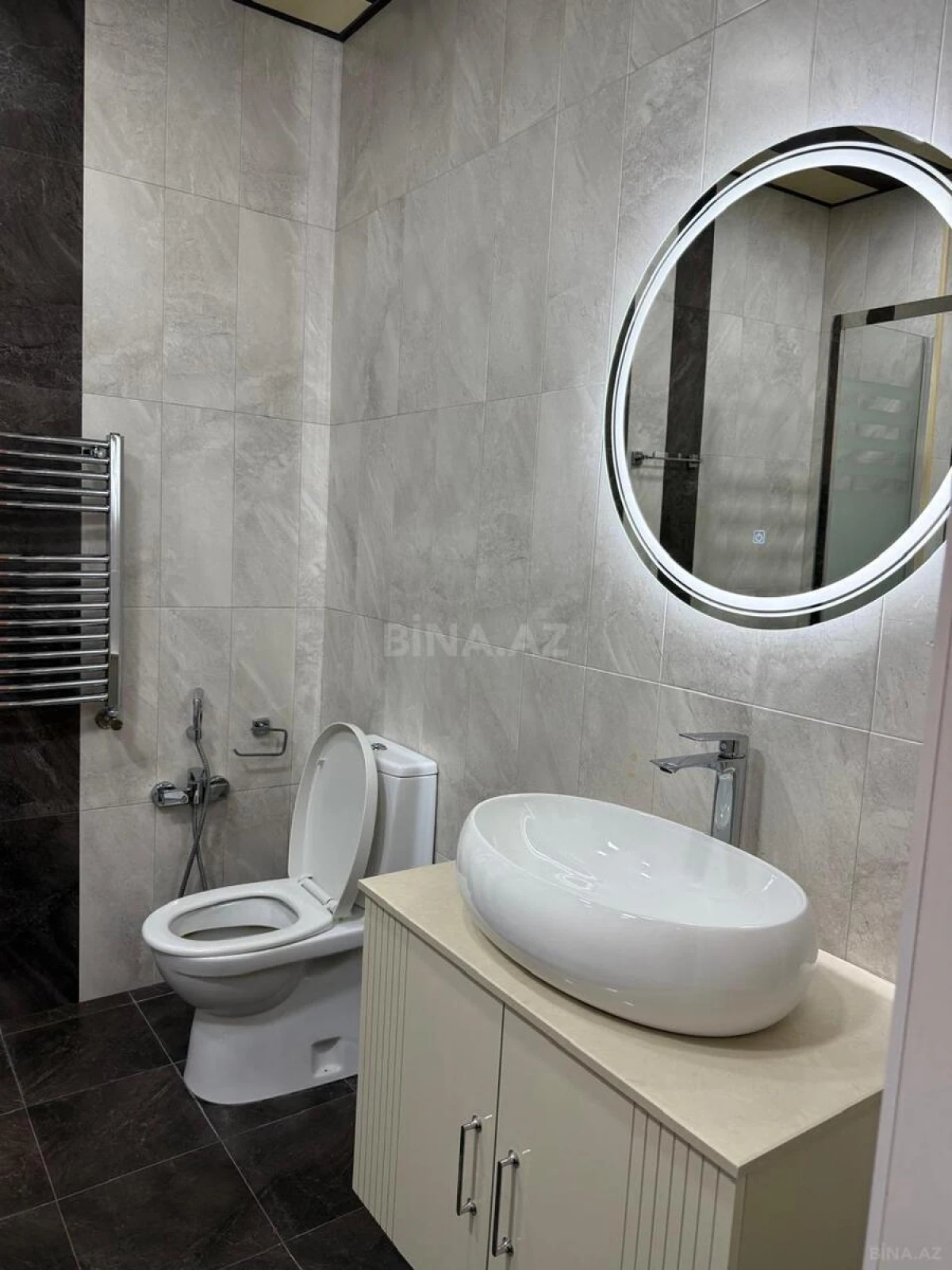 Satılır 3 otaqlı mənzil 121.8 m²