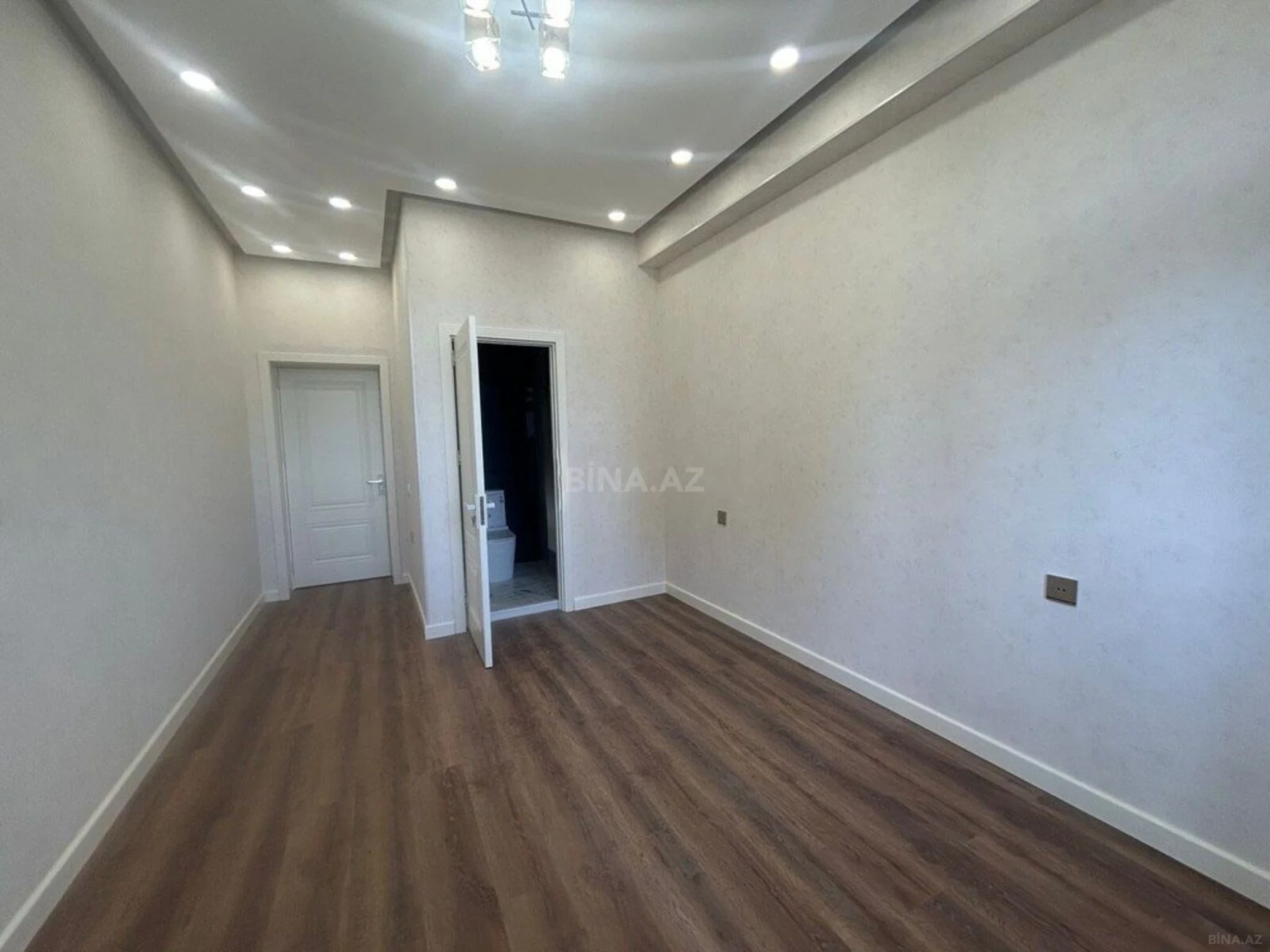 Satılır 3 otaqlı mənzil 133 m²