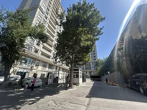 Satılır 3 otaqlı mənzil 133 m²