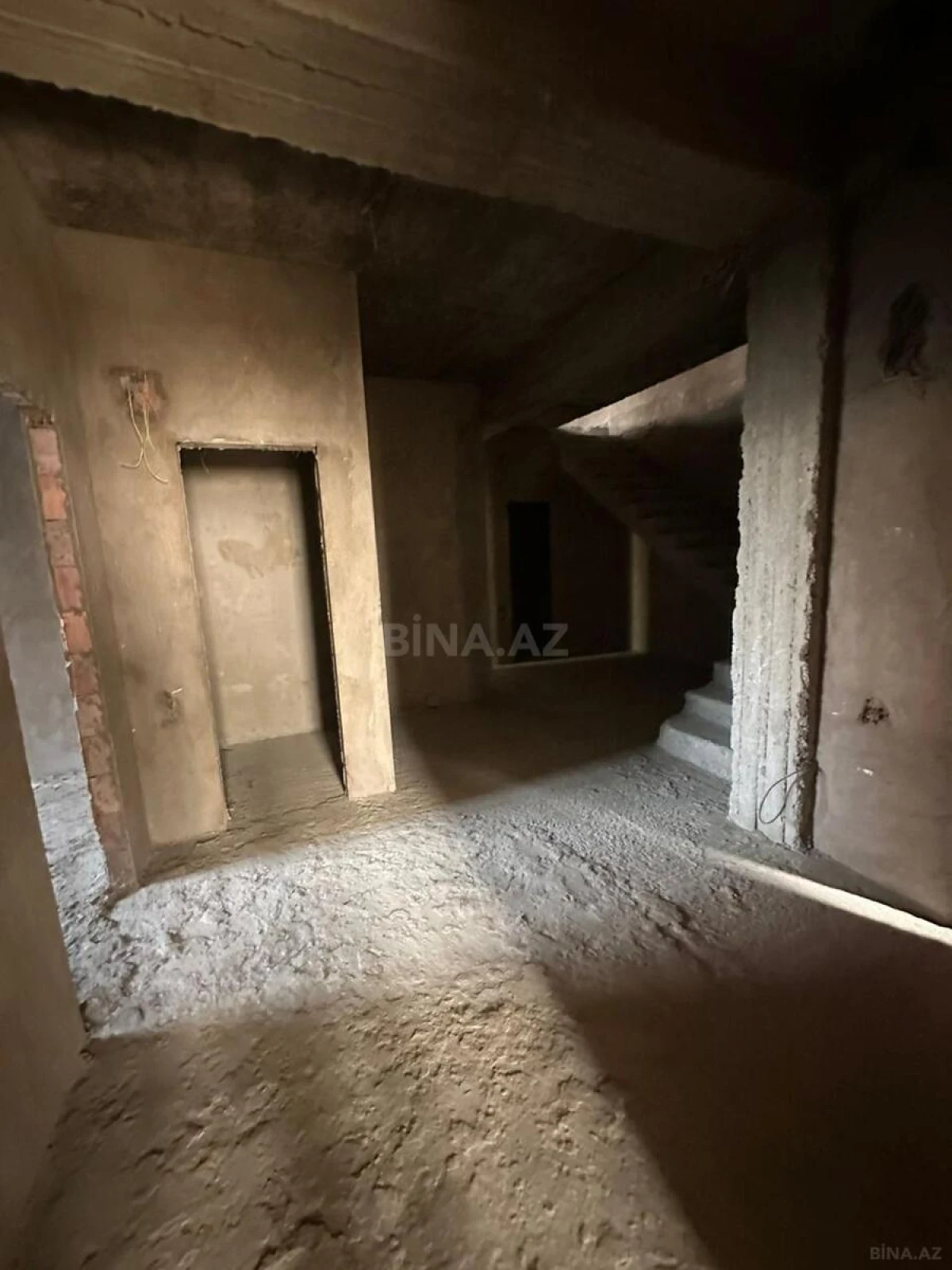 Satılır 7 otaqlı mənzil 408 m²