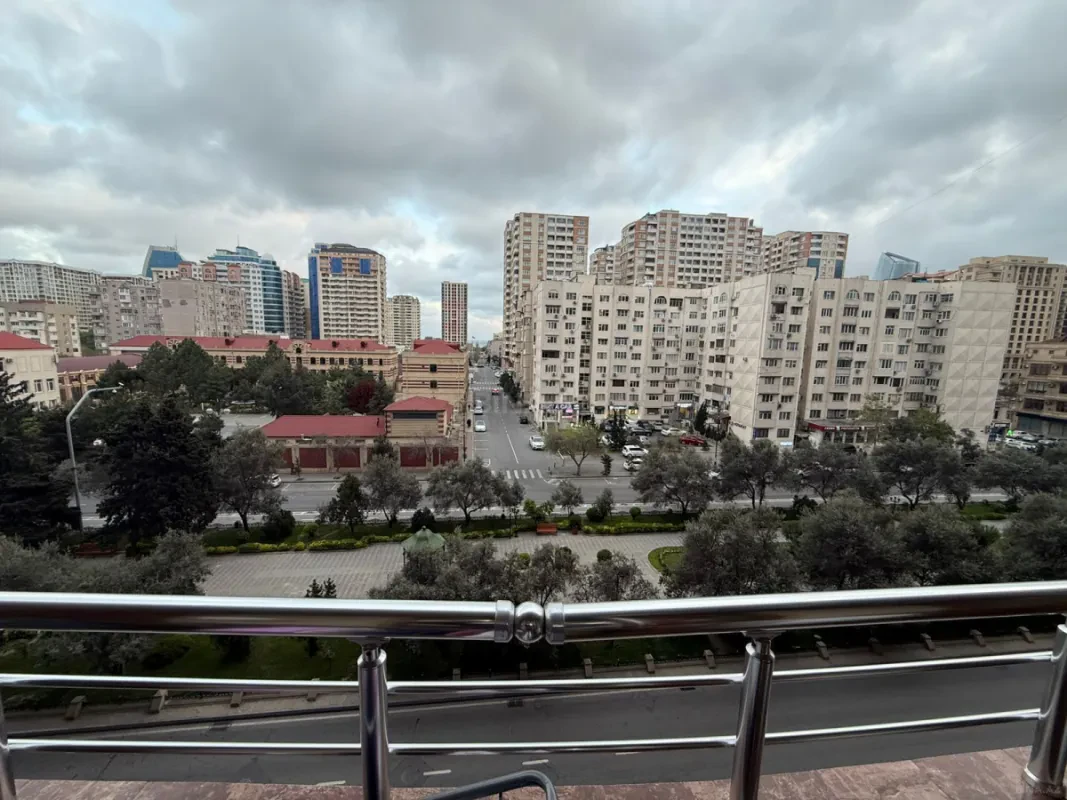 Satılır 3 otaqlı mənzil 137 m²