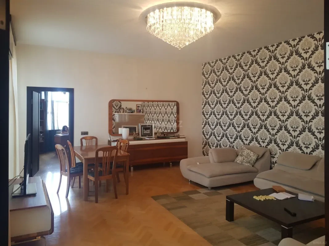 Kirayə verilir 6 otaqlı mənzil 200 m²